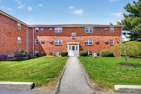 Photo of 91 Pleasant St #A6, Medfield, MA 02052 (MLS # 73539026)