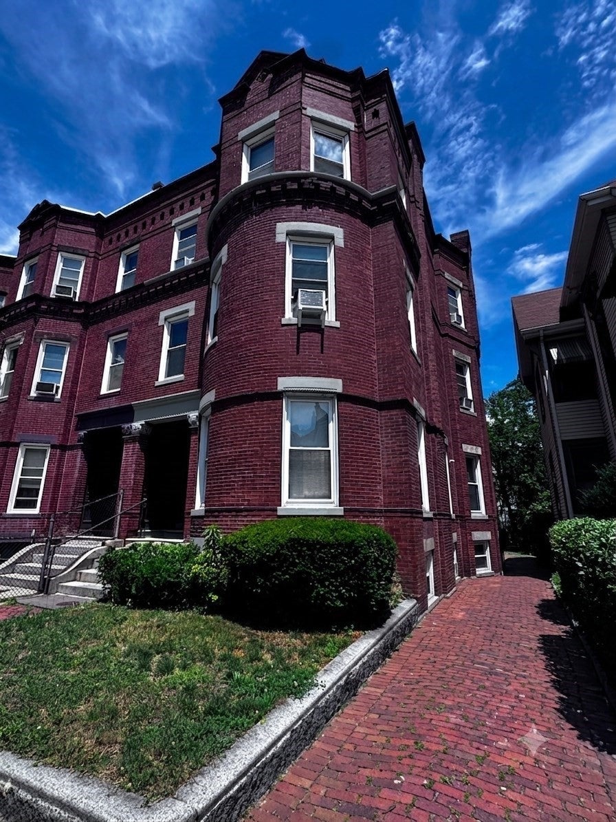 38 Moreland St