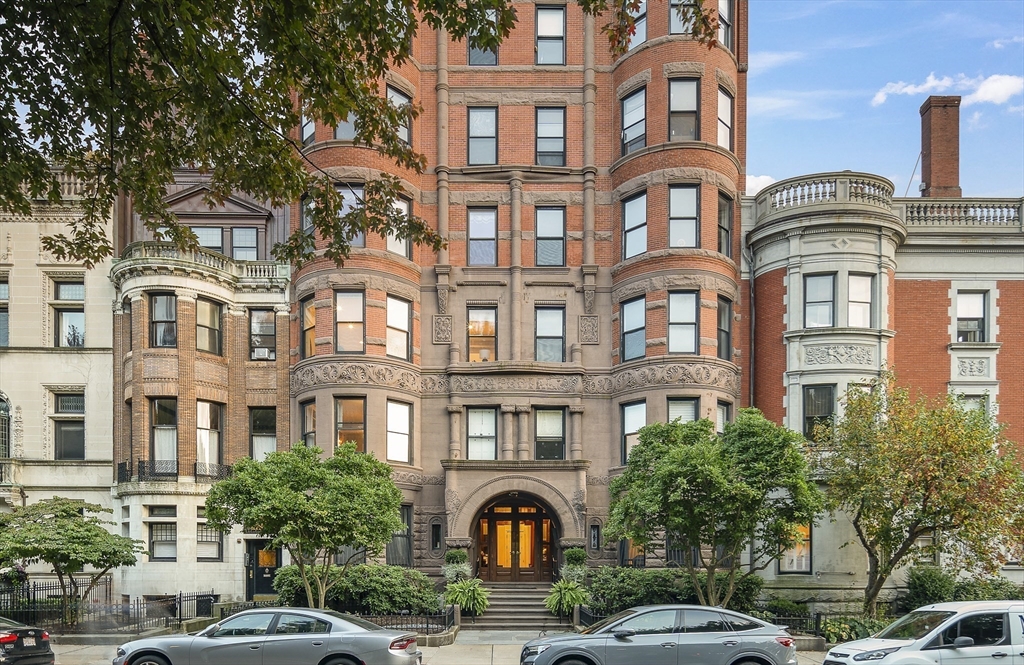 Boston, Massachusetts 02115, United States, 3 Bedrooms Bedrooms, ,2 BathroomsBathrooms,Residential,Pending,22321