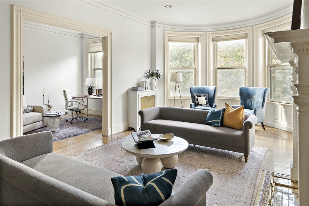 Boston, Massachusetts 02115, United States, 3 Bedrooms Bedrooms, ,2 BathroomsBathrooms,Residential,Pending,22321