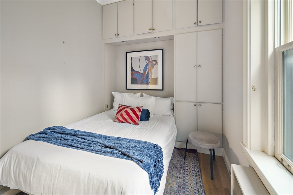 Boston, Massachusetts 02115, United States, 3 Bedrooms Bedrooms, ,2 BathroomsBathrooms,Residential,Pending,22321