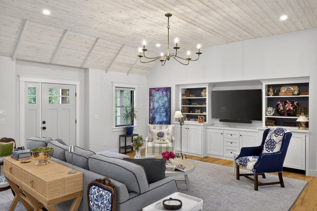 27 Evangeline Rd
