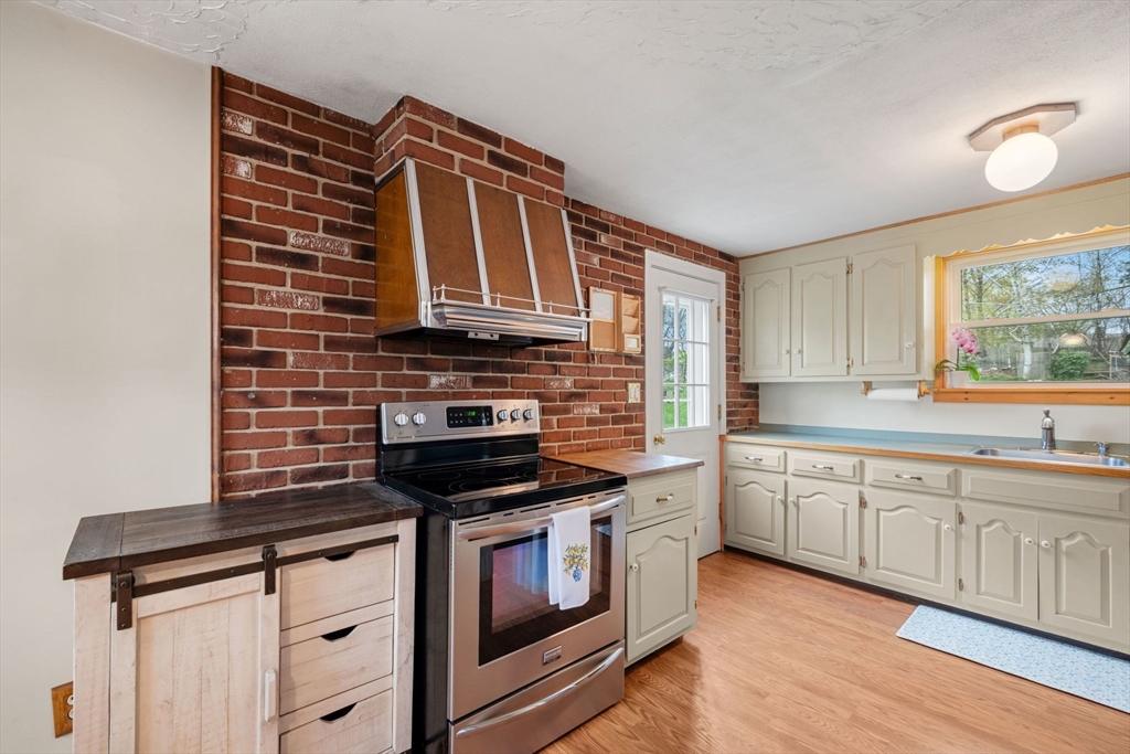 15 Waterman Rd, Auburn, MA Photo #11