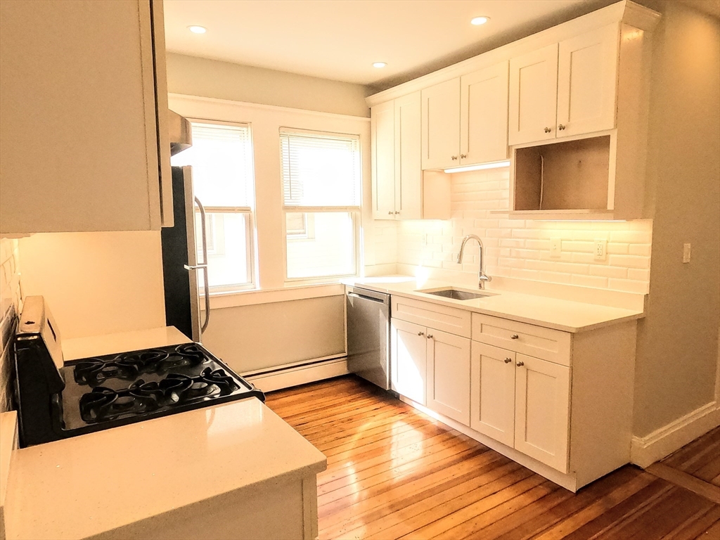 3957 Washington St 3L