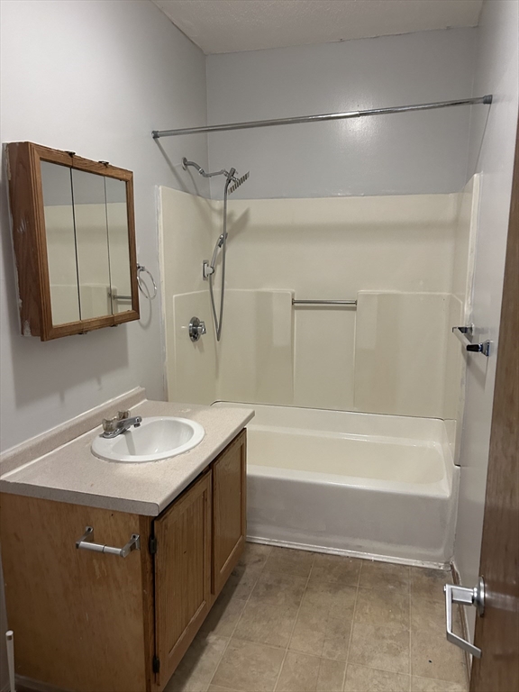 Springfield, Massachusetts 01109, United States, 2 Bedrooms Bedrooms, ,1 BathroomBathrooms,Residential,Active,250924