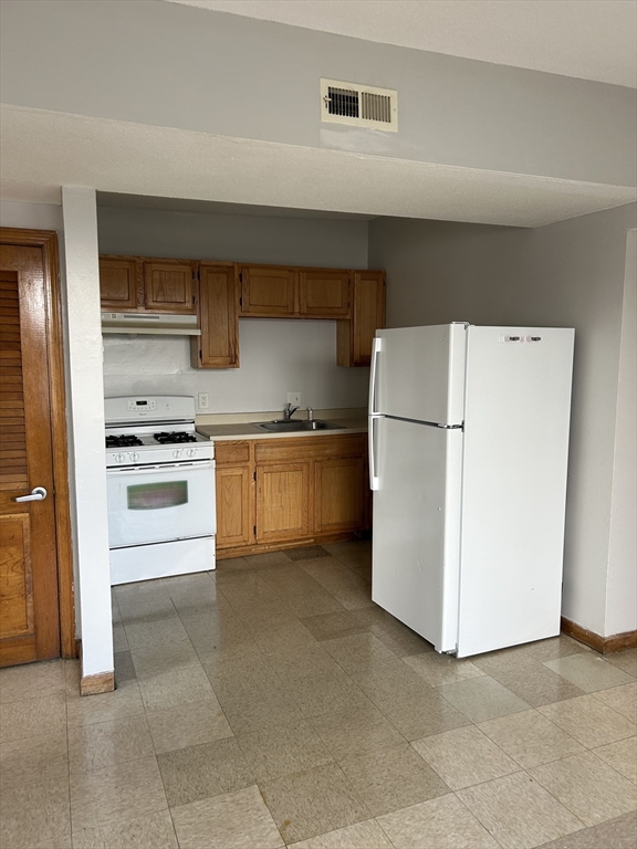 Springfield, Massachusetts 01109, United States, 2 Bedrooms Bedrooms, ,1 BathroomBathrooms,Residential,Active,250924