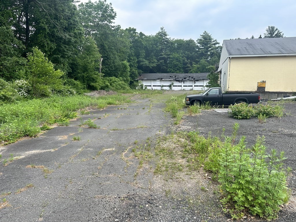 214 Feeding Hills Rd
