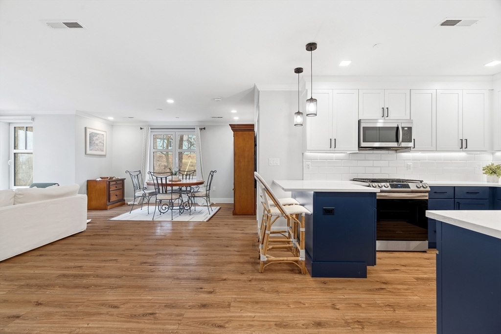 1721 Centre St 304 R, Boston, MA Photo #4
