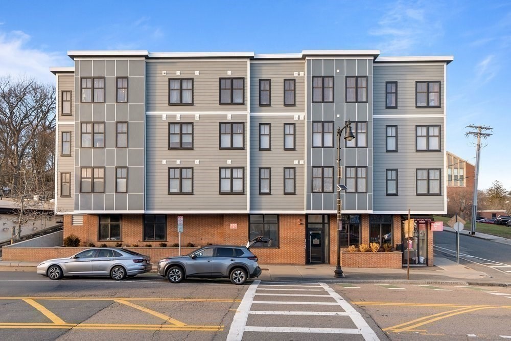 1721 Centre St 304 R, Boston, MA Photo #30