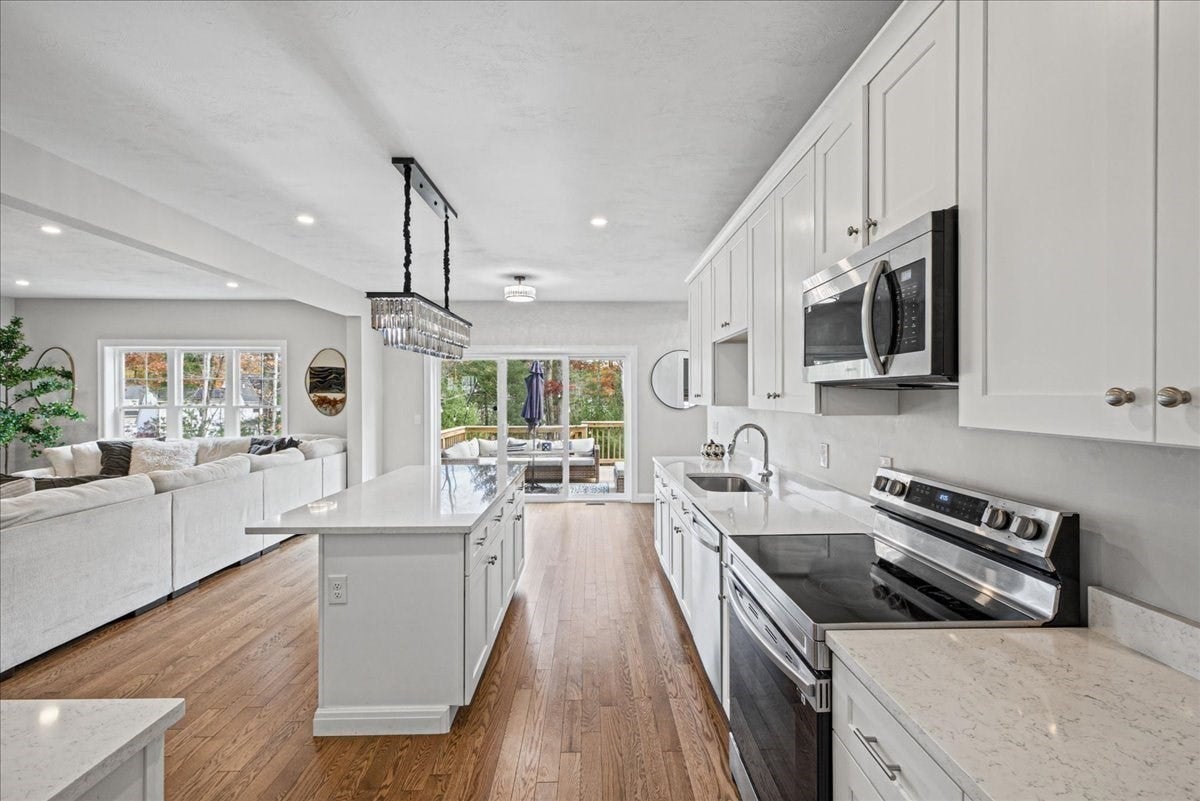 31 Lilac AVE, Bellingham, MA Photo #8