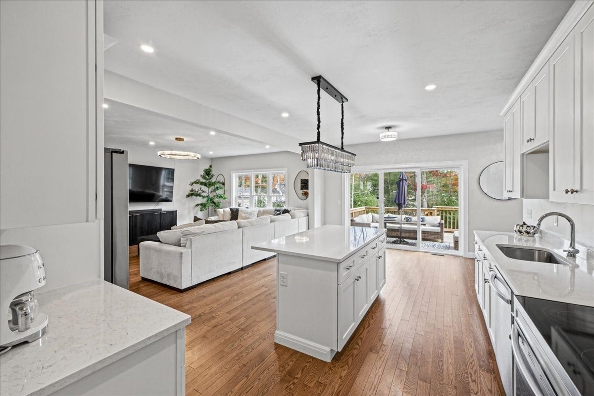 31 Lilac AVE, Bellingham, MA Photo #10