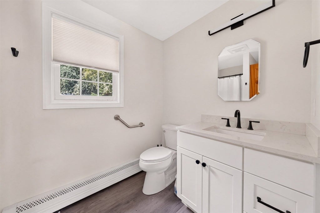 32 Slades Farm Ln, Dartmouth, MA Photo #16
