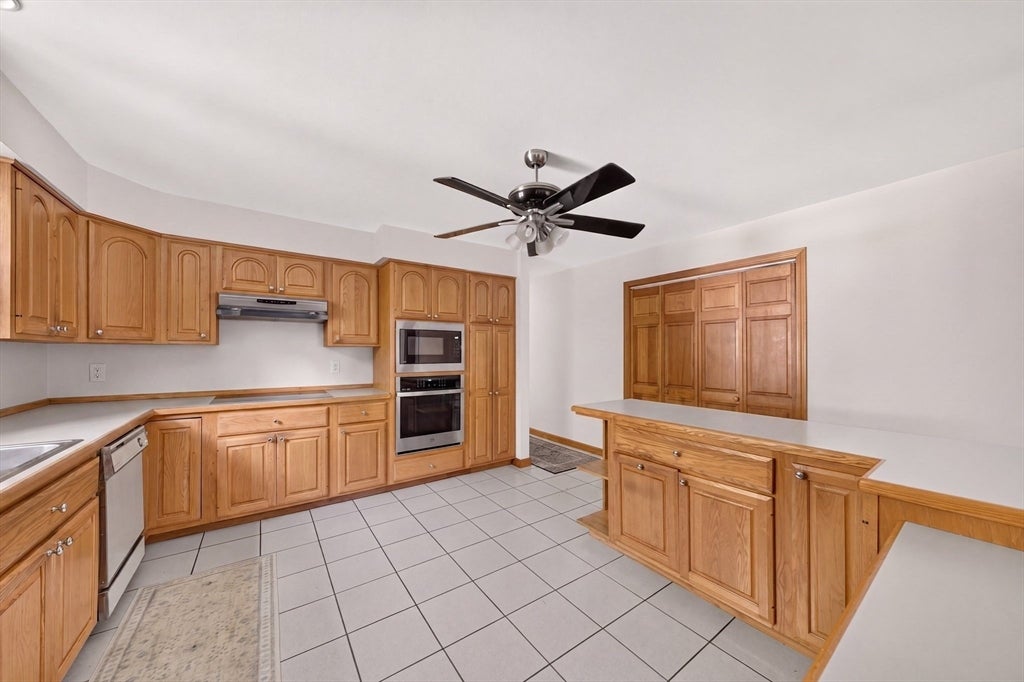 32 Slades Farm Ln, Dartmouth, MA Photo #11