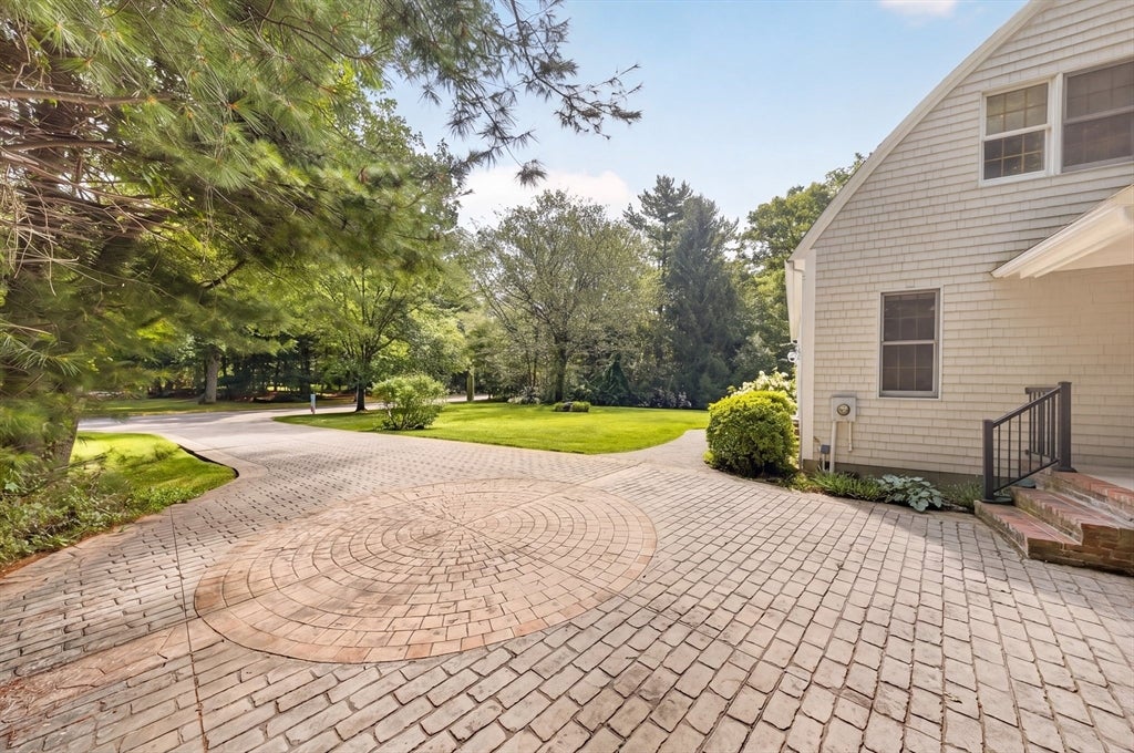32 Slades Farm Ln, Dartmouth, MA Photo #4