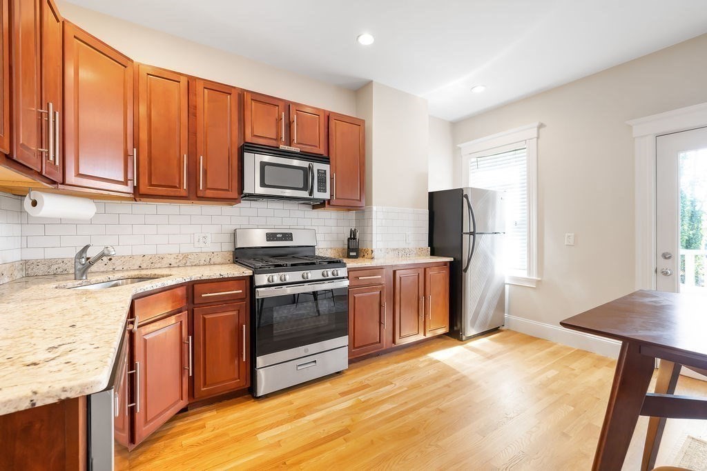 Boston, Massachusetts 02127, United States, 2 Bedrooms Bedrooms, ,2 BathroomsBathrooms,Residential,Contingent,212173