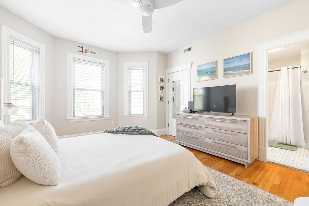 Boston, Massachusetts 02127, United States, 2 Bedrooms Bedrooms, ,2 BathroomsBathrooms,Residential,Contingent,212173