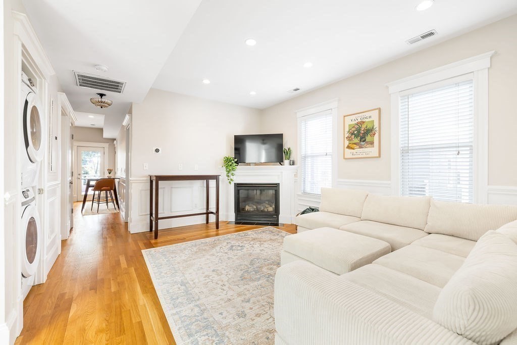 Boston, Massachusetts 02127, United States, 2 Bedrooms Bedrooms, ,2 BathroomsBathrooms,Residential,Contingent,212173