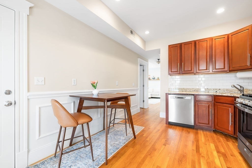 Boston, Massachusetts 02127, United States, 2 Bedrooms Bedrooms, ,2 BathroomsBathrooms,Residential,Contingent,212173