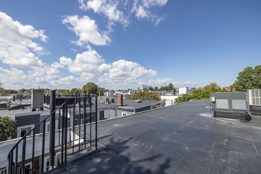 Boston, Massachusetts 02127, United States, 2 Bedrooms Bedrooms, ,2 BathroomsBathrooms,Residential,Contingent,212173