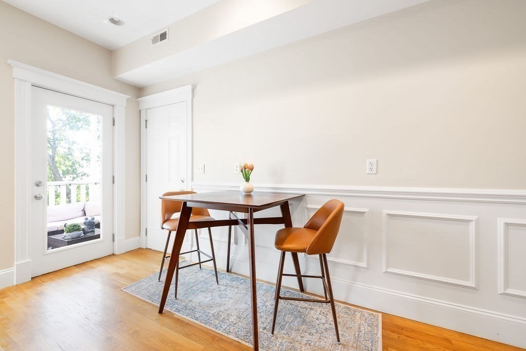 Boston, Massachusetts 02127, United States, 2 Bedrooms Bedrooms, ,2 BathroomsBathrooms,Residential,Contingent,212173