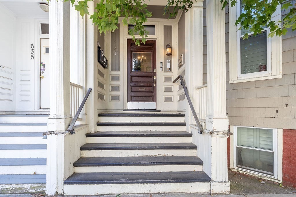 Boston, Massachusetts 02127, United States, 2 Bedrooms Bedrooms, ,2 BathroomsBathrooms,Residential,Contingent,212173