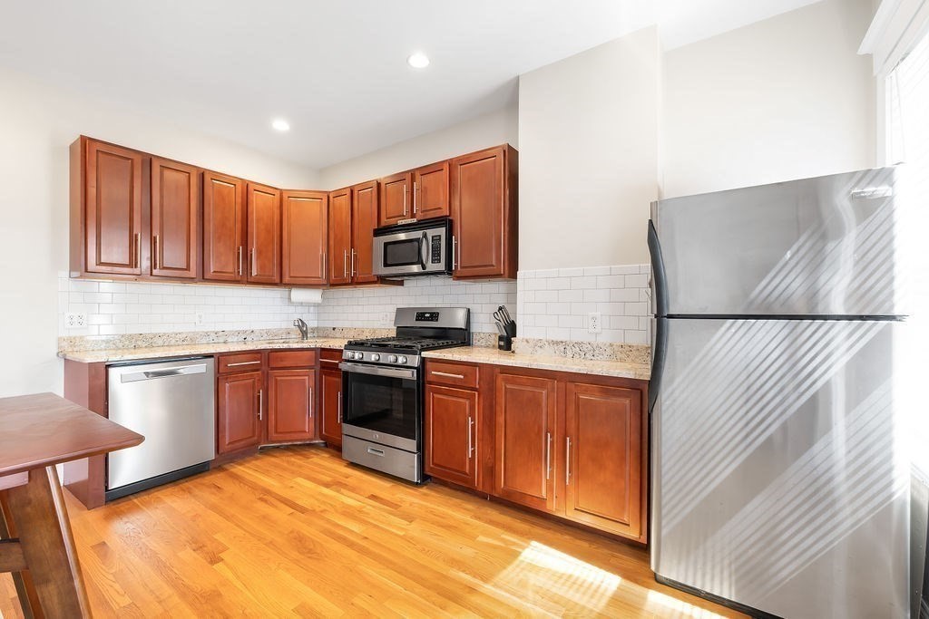 Boston, Massachusetts 02127, United States, 2 Bedrooms Bedrooms, ,2 BathroomsBathrooms,Residential,Contingent,212173