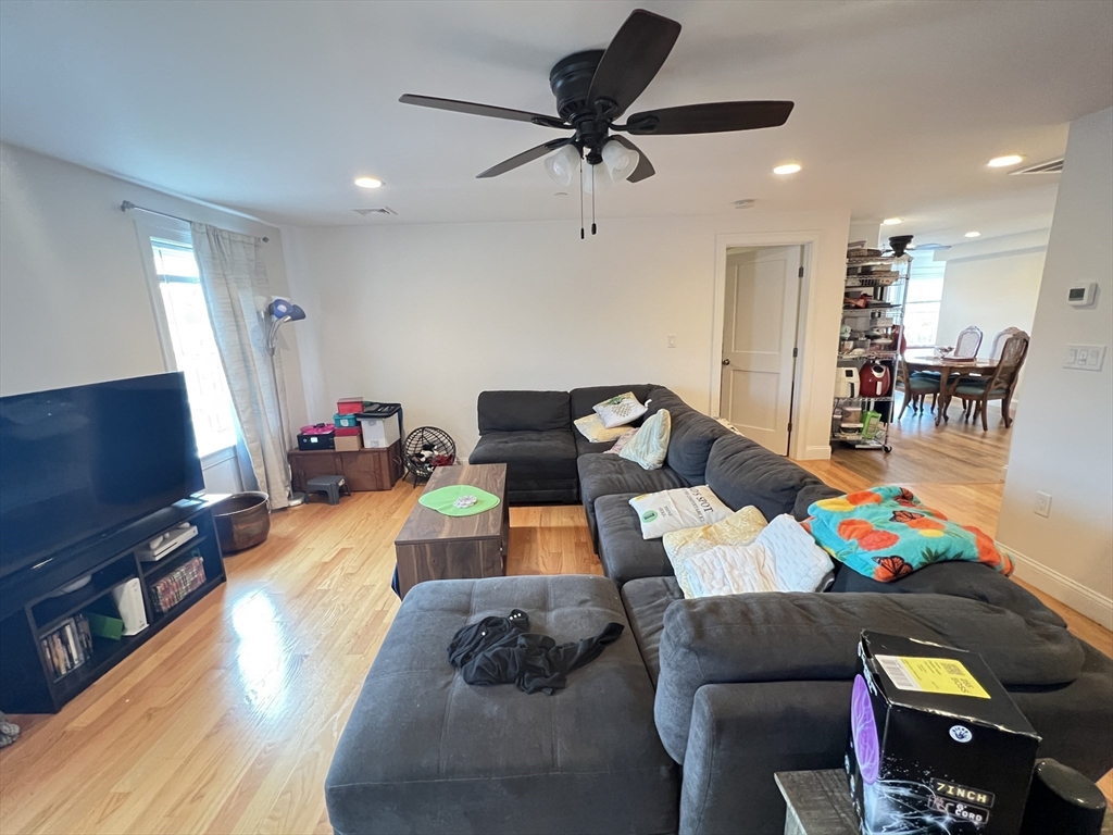 489 Main Street E