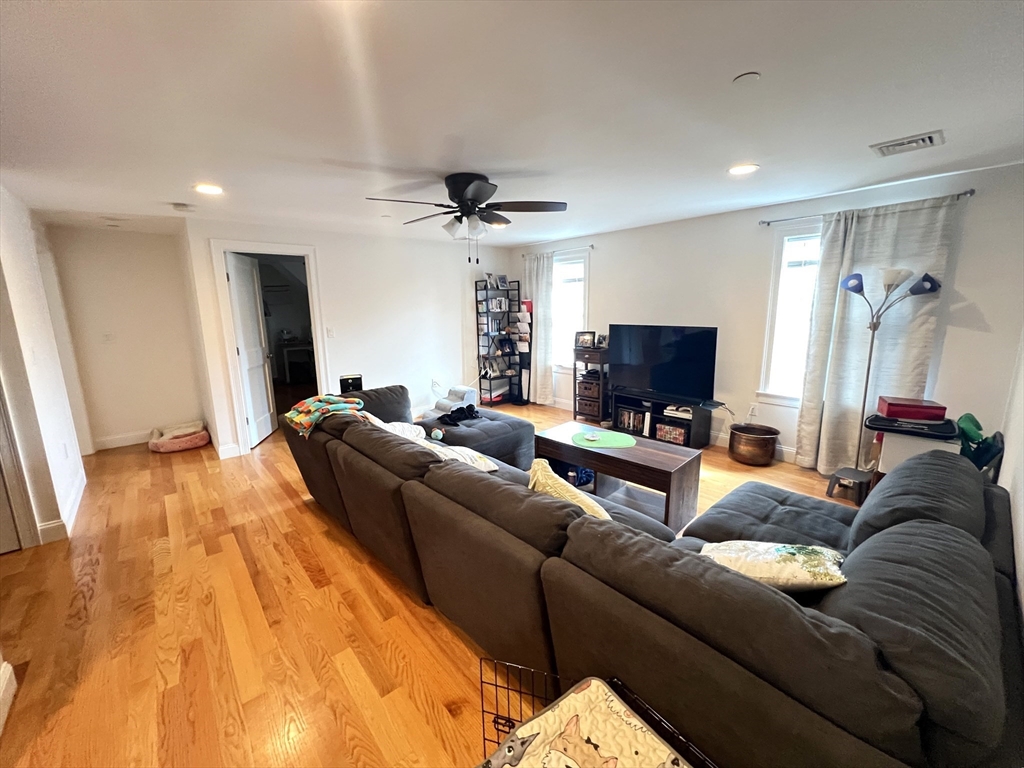 489 Main Street E