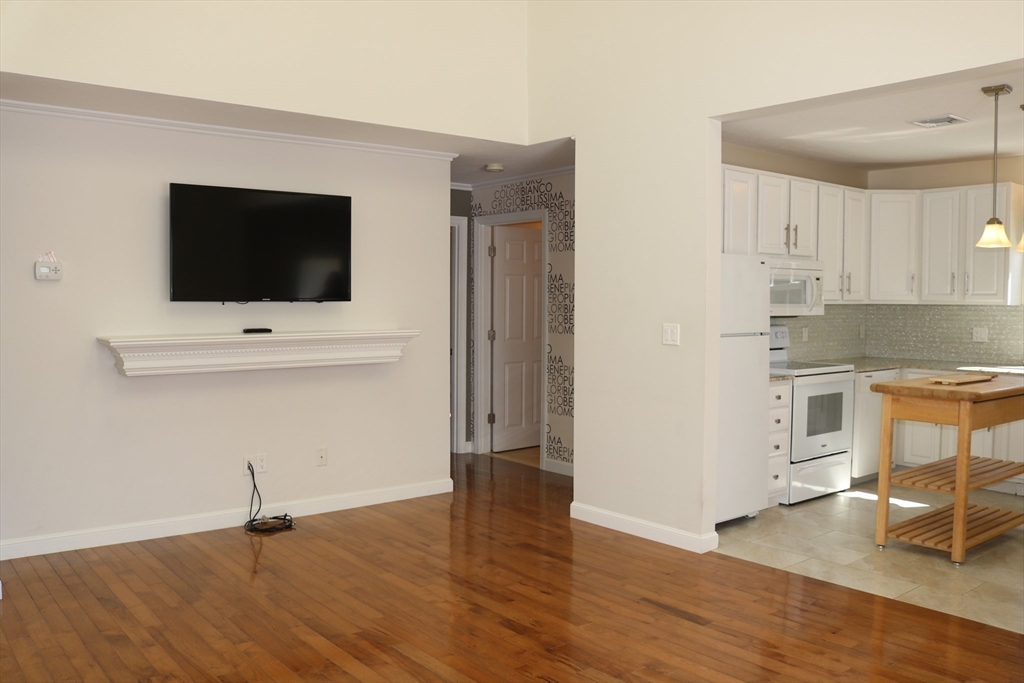 128 Curve Street C