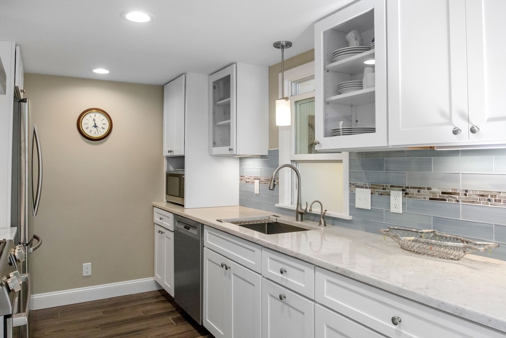 Chatham, Massachusetts 02633, United States, 4 Bedrooms Bedrooms, ,2 BathroomsBathrooms,Residential,Pending,213915