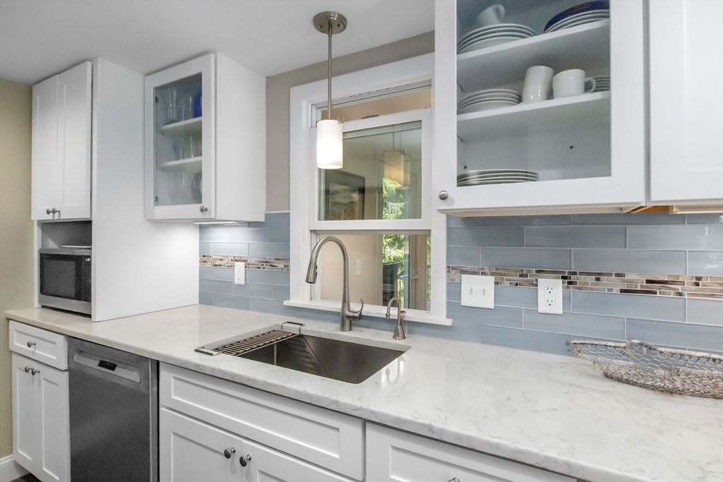 Chatham, Massachusetts 02633, United States, 4 Bedrooms Bedrooms, ,2 BathroomsBathrooms,Residential,Pending,213915