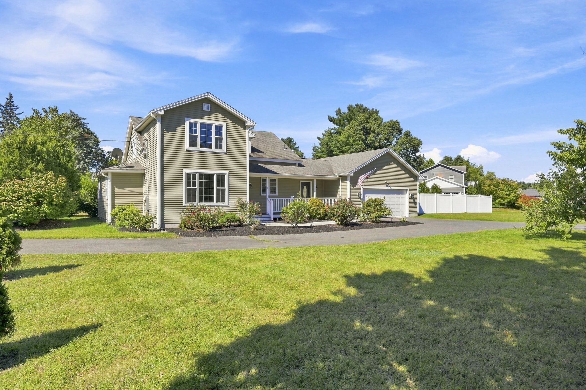 8 Caddyshack Dr, Chicopee, MA Photo #2