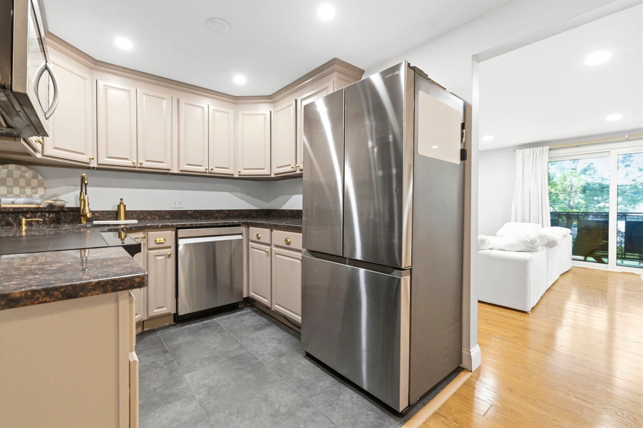 206 Rock St M7