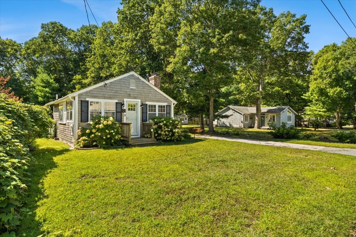 Photo of 21 Harborview Dr, Falmouth, MA