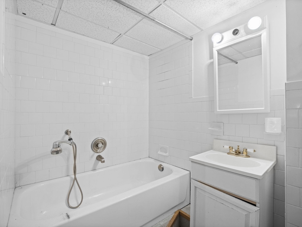 Boston, Massachusetts 02121, United States, 9 Bedrooms Bedrooms, ,3 BathroomsBathrooms,Residential,Active,139321