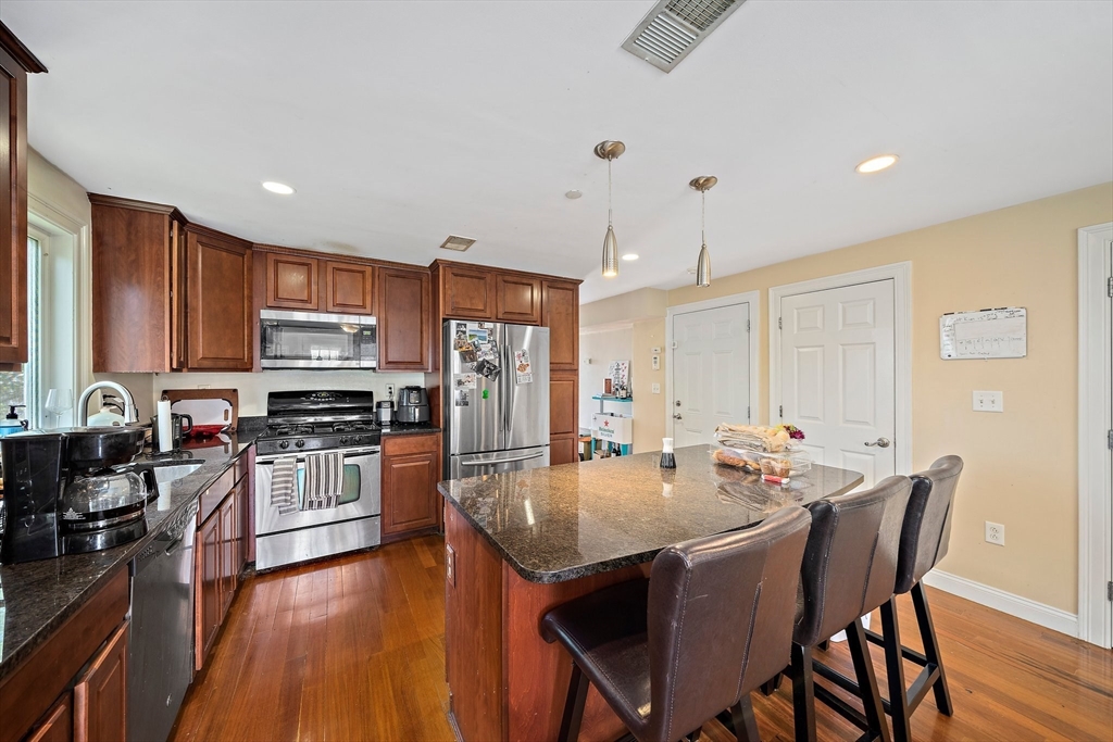 32 Adamson St E