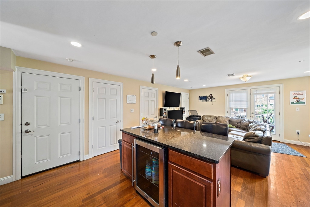 32 Adamson St E