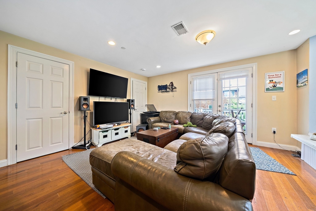 32 Adamson St E