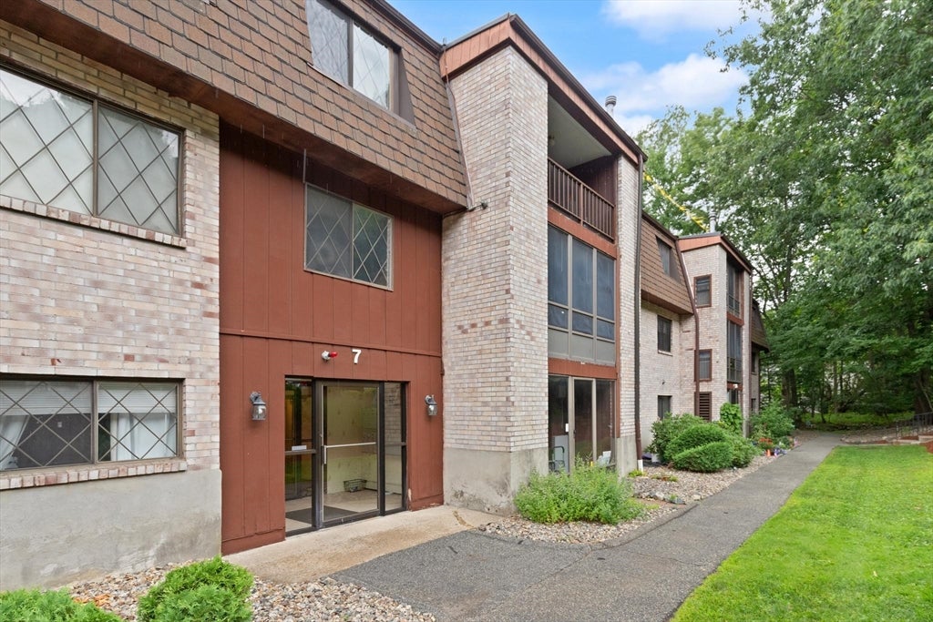 Photo of 7 Greenbriar Drive, North Reading, MA