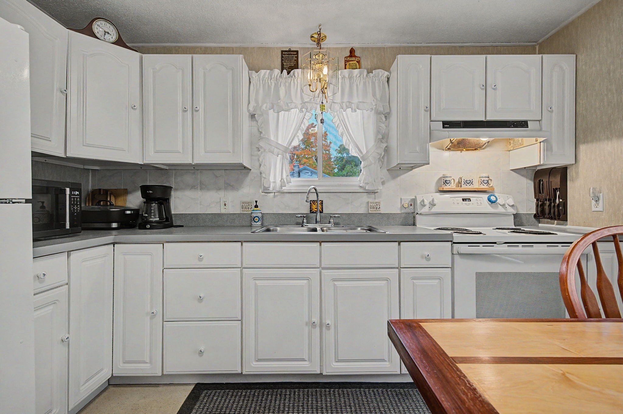 2 Karen Ln, Southampton, MA Photo #8