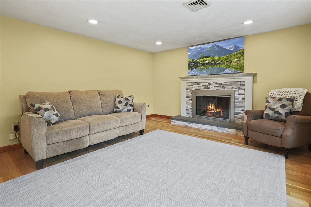 41 Lancaster Dr