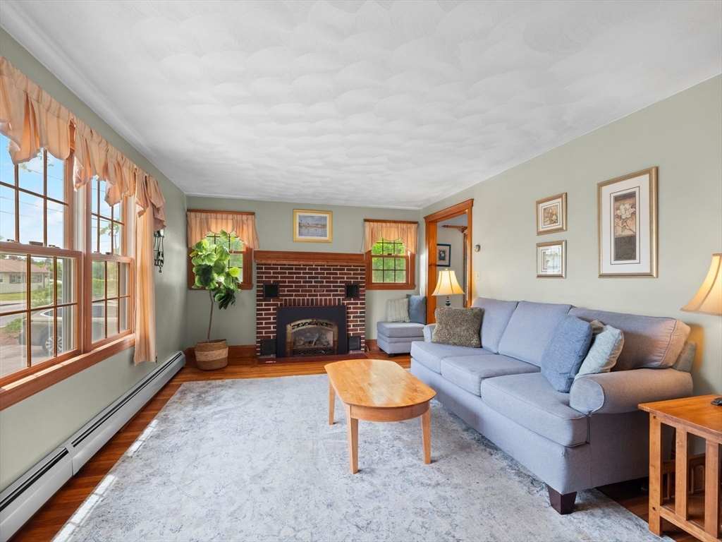 39 School House Ln