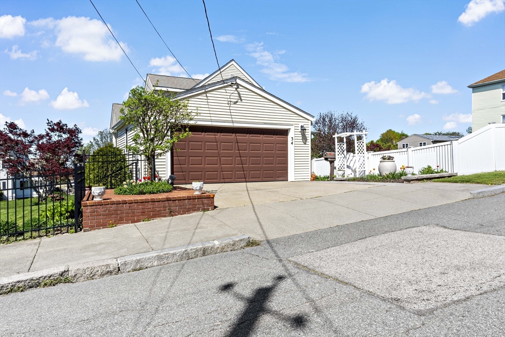 34 Howland St