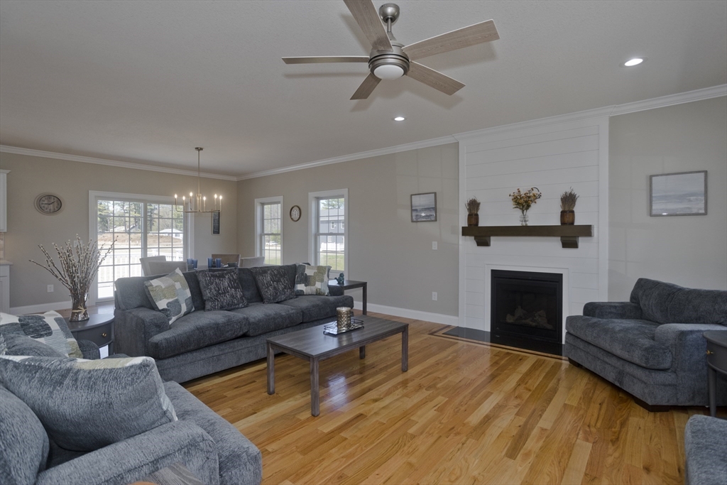 East Longmeadow, Massachusetts 01028, United States, 4 Bedrooms Bedrooms, ,3 BathroomsBathrooms,Residential,Active,240157