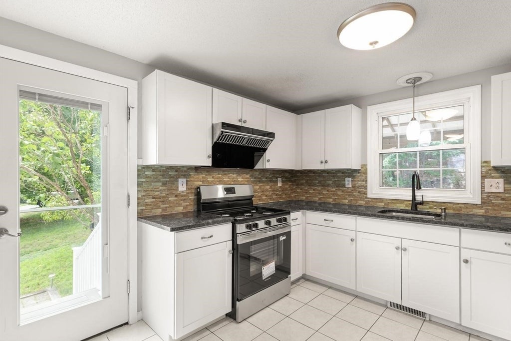 16 Stoneview Dr