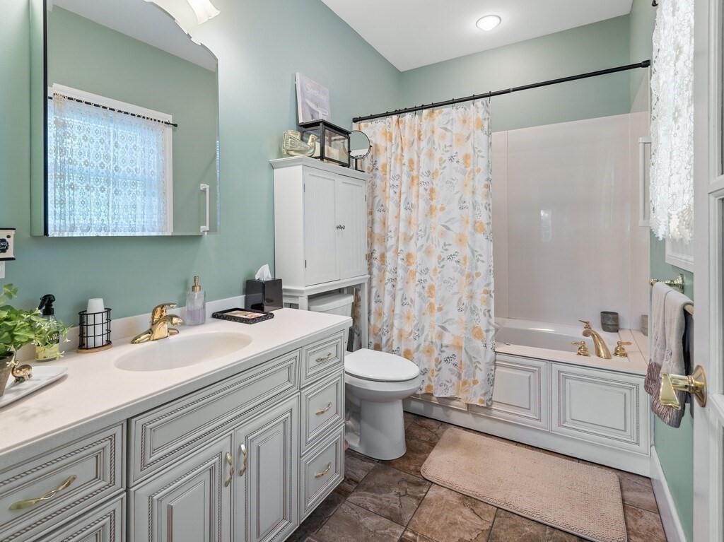 101 Colonial Dr 101