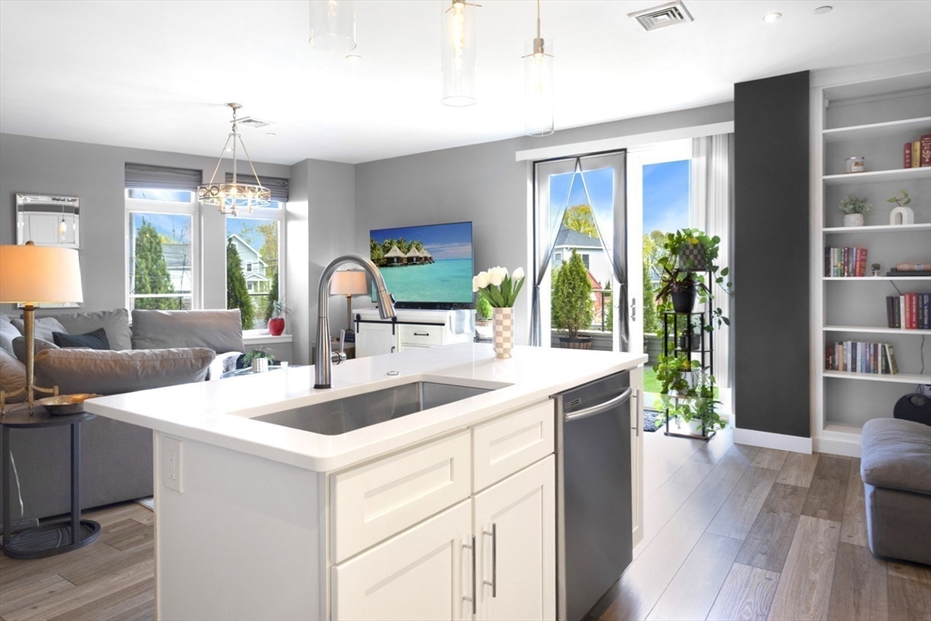 642 Main 203