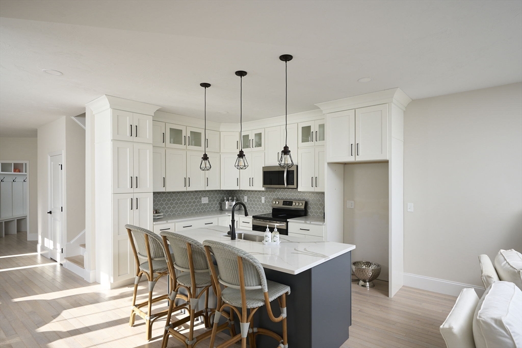 16 Metacomet Rd 16