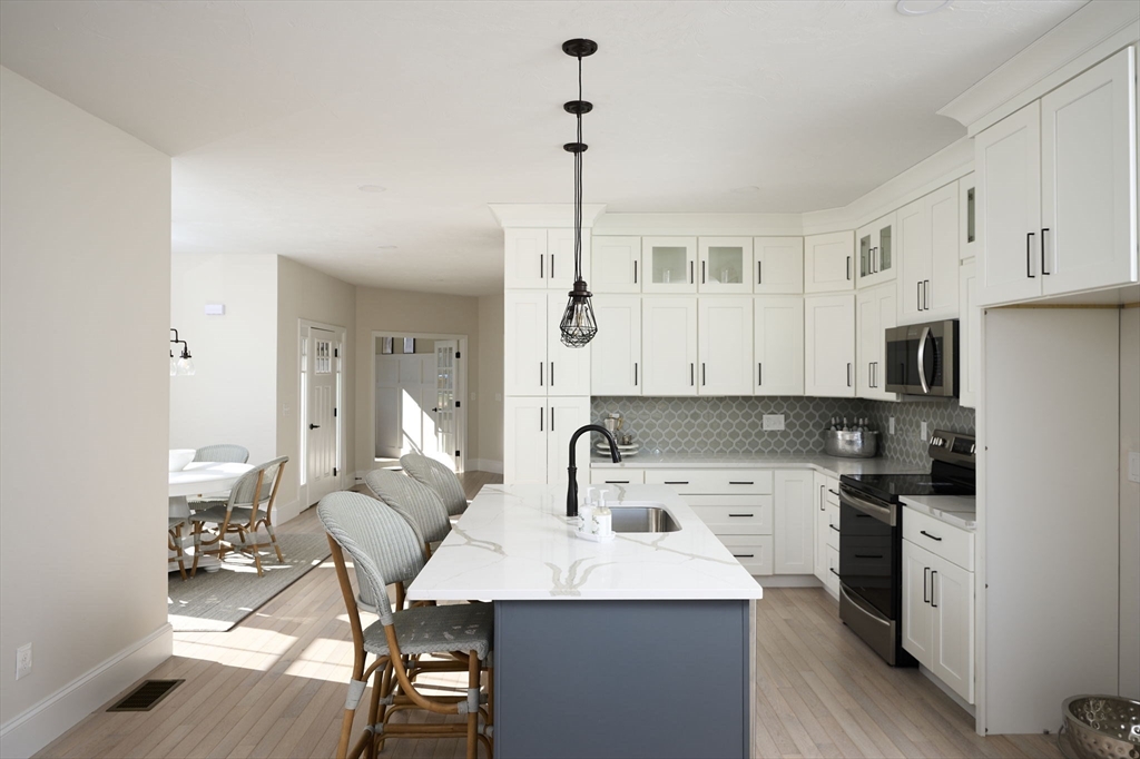 16 Metacomet Rd 16