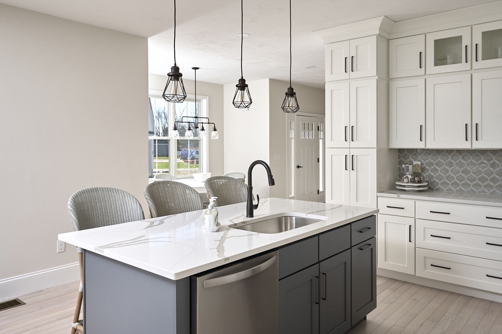 16 Metacomet Rd 16